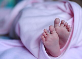 Czy noworodka trzeba codziennie przebierać?